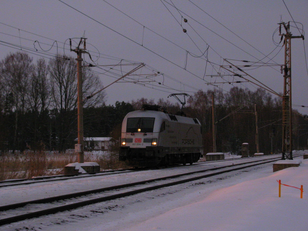 Nicht so sch�n, aber die Sichtung ist es wert. Hier passiert 182 004 LZ von Bad Wilsnack nach Cottbus fahrend den Bestenseer Norden. Das war ihr bisher einziger Besuch der Strecke.
