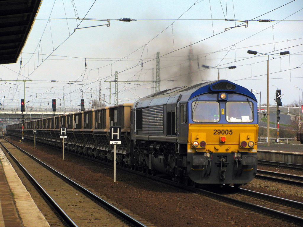 Noch wartete ich auf die RB, als 29005 von Beacon Rail mit einen VTG-Sch�ttgutzug Richtung Genshagener Heide am 08.04.2010 durch fuhr und der Tf ordentlich aufdrehte.