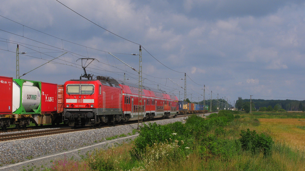 Nochmal 143 893: Bei dem Bild mit der 186er hatten wir noch Gl�ck, denn die RB 17862 nach Halle (Salle) Hbf �ber Lutherstadt Wittenberg und Dessau mit der schiebenden 143 893-6 begegnete dem Containerzug an unserem Fotostandort nahe Beyern. 01.07.2011
