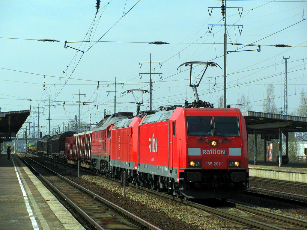 Nun kam ein Dreierpack der DB mit 185 201-1; 185 016-3 und einer unbekannten 232er. Diese bespannten einen gemischten G�terzug Richtung Gr�nauer Kreuz am 08.04.2010 durch Berlin Sch�nefeld Flughafen.