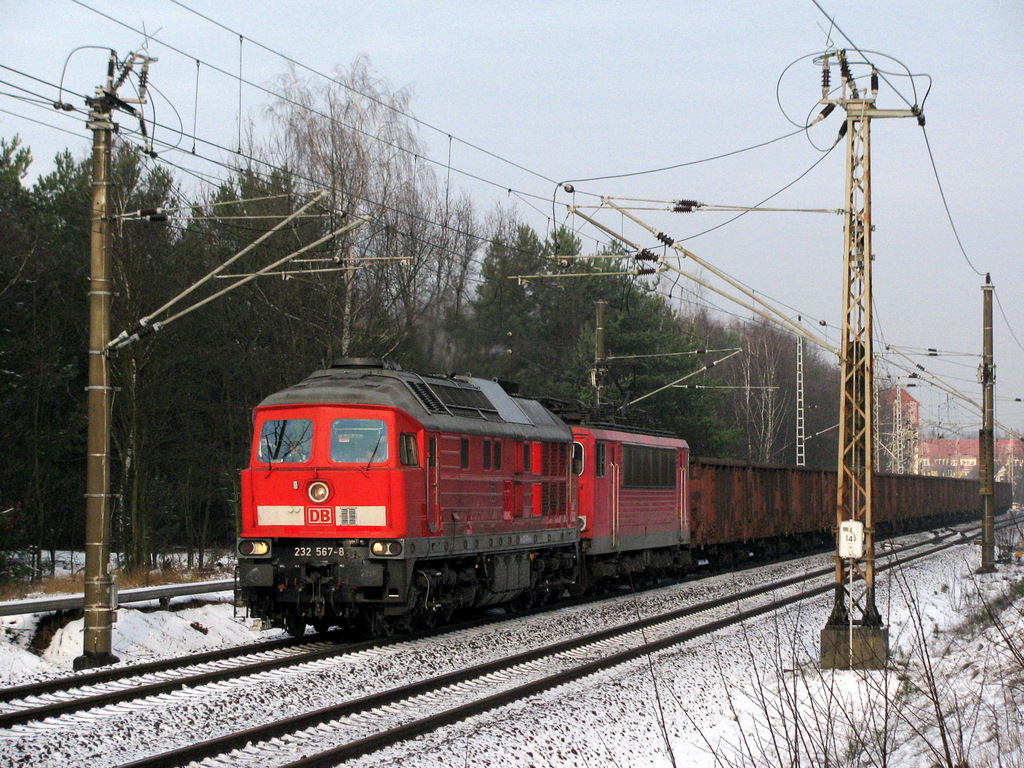 Nun lag er dort der Schnee und weil ich nichts zu tun hatte wollte ich mal wieder nach dem Kohlependel K�nigs Wusterhausen - Spreewitz schauen und dann staunte ich nicht schlecht, als das AW Cottbus mir am 23.12.2009 ein vortr�gliches Weihnachtsgeschenk machte. 232 567-8 mit einer planm��igen 155 unterwegs.
