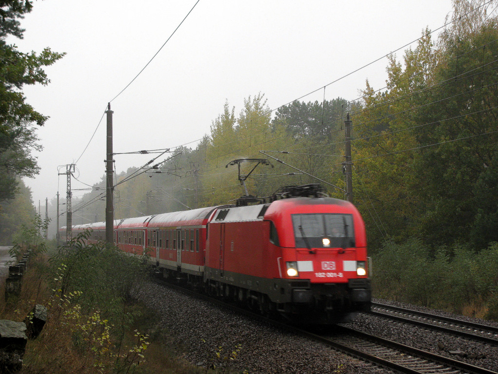Obwohl es etwas unscharf ist, wollte ich dieses Bild der 182 001 doch zeigen. Nachdem sie f�r die TALENT 2 Ersatzverkehre nach Cottbus kam und erste Tests durchlief, ging ihre zweite planm��ige Leistung mit einem Sonderzug f�r die Cottbuser Fans nach Hamburg zum Spiel gegen St. Pauli. Dabei besuchte sie auch zum ersten die Berlin - G�rlitzer - Bahn.