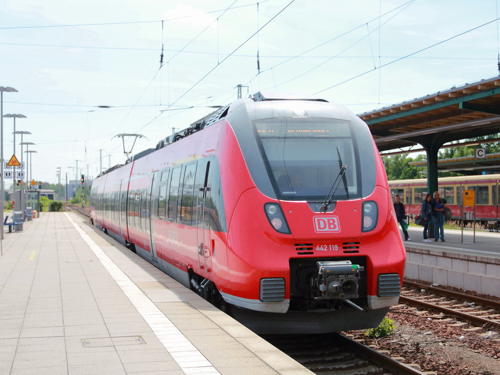 Oranienburg am 1.  August 2012 Gleis 24, Ausfahrt  442 619 mit  442 119 als RB 20 (RB 28729) nach Hennigsdorf(Berlin).