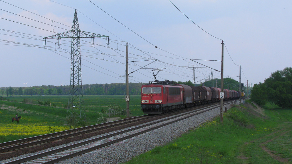 Pferd + L�wenzahnwiese + viele Stromleitungen + 155 030-0 mit Stahlzug von Ziltendorf Richtung Seddin + keine Sonne = Dieses Bild. 29.04.2011