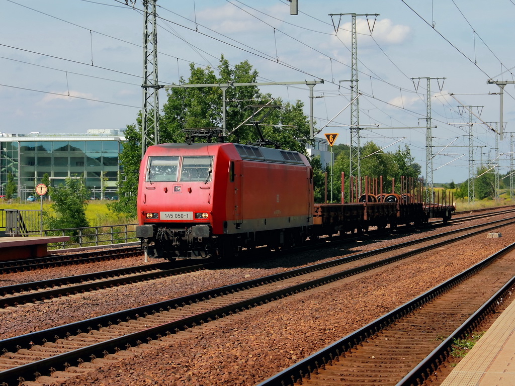 Potsdam Golm am 01. August 2012, Durchfahrt 145 050-1 mit einem kurzen G�terzug. 