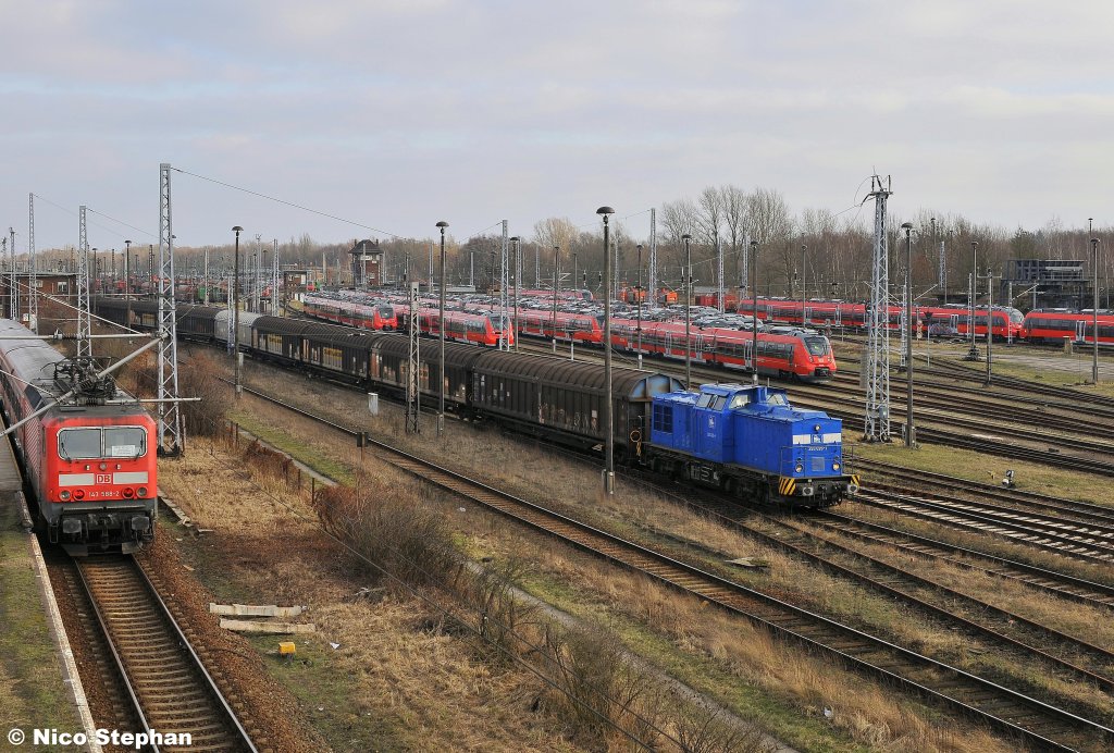 Press 293 026-1 rollt mit einem Gro�raumwagenzug durch den Rbf Wustermark (07.02.11) 