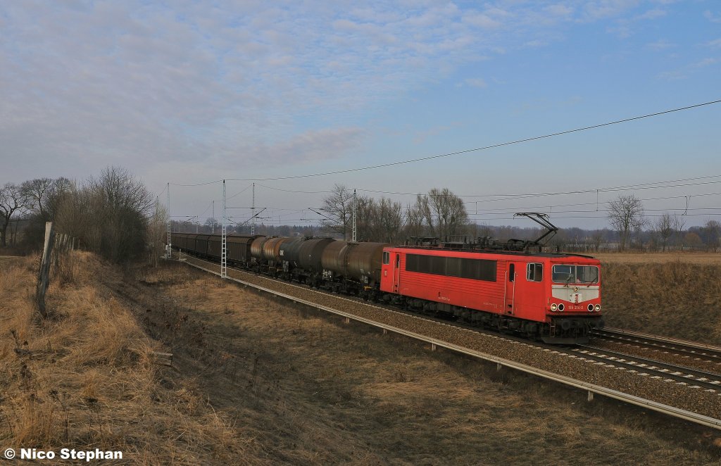 P�nklich wie immer! 155 214-0 mit FZ 53081 (Wittenberge - Seddin),hat soeben den B� 72 bei Priort passiert (24.02.11)