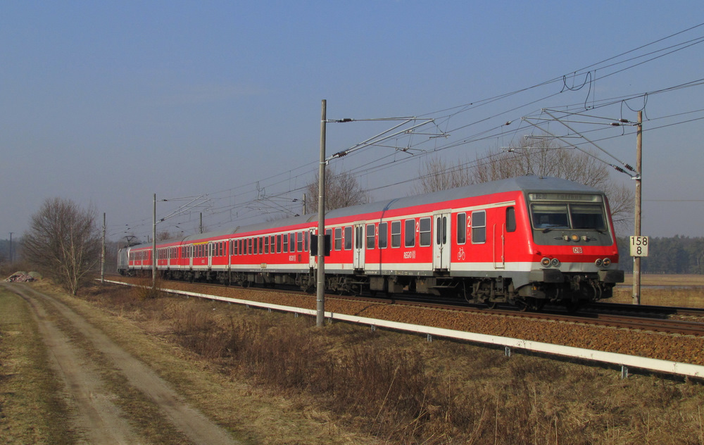P�nktlich um 10:49Uhr kommt hier der RE10 von Leipzig nach Cottbus durch Tornitz gefahren. Geschoben wird der Regionalzug von 182 004  Porsche . 03.03.2011 