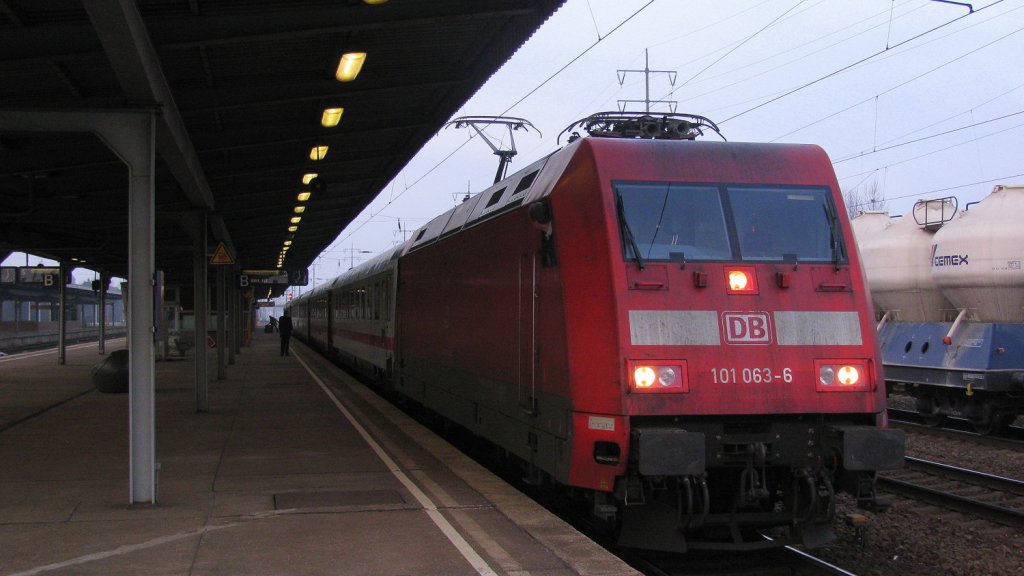 P�nktlich um 6:58 erreichte der IC 2432 mit 101 063-6 von Cottbus nach Hannover dann den Bahnhof. 05.03.2011