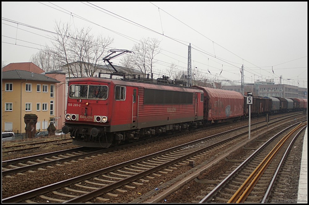 RAILION DB Logistics 155 265-2 ist mit einem gemischtem G�terzug unterwegs (gesehen Berlin K�penick 18.02.2011)