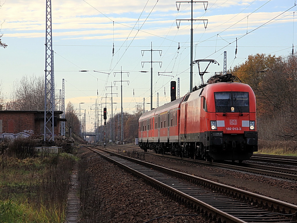 RB 22 (RB 28818) mit 182 013-3 bei Probefahrten am 25. November 2011 auf der Regionalbahnstrecke Potsdam – Berlin Sch�nefeld Flughafen mit 2 By-Wagen auf dem s�dlichen Berliner Au�enring bei Diedersdorf.