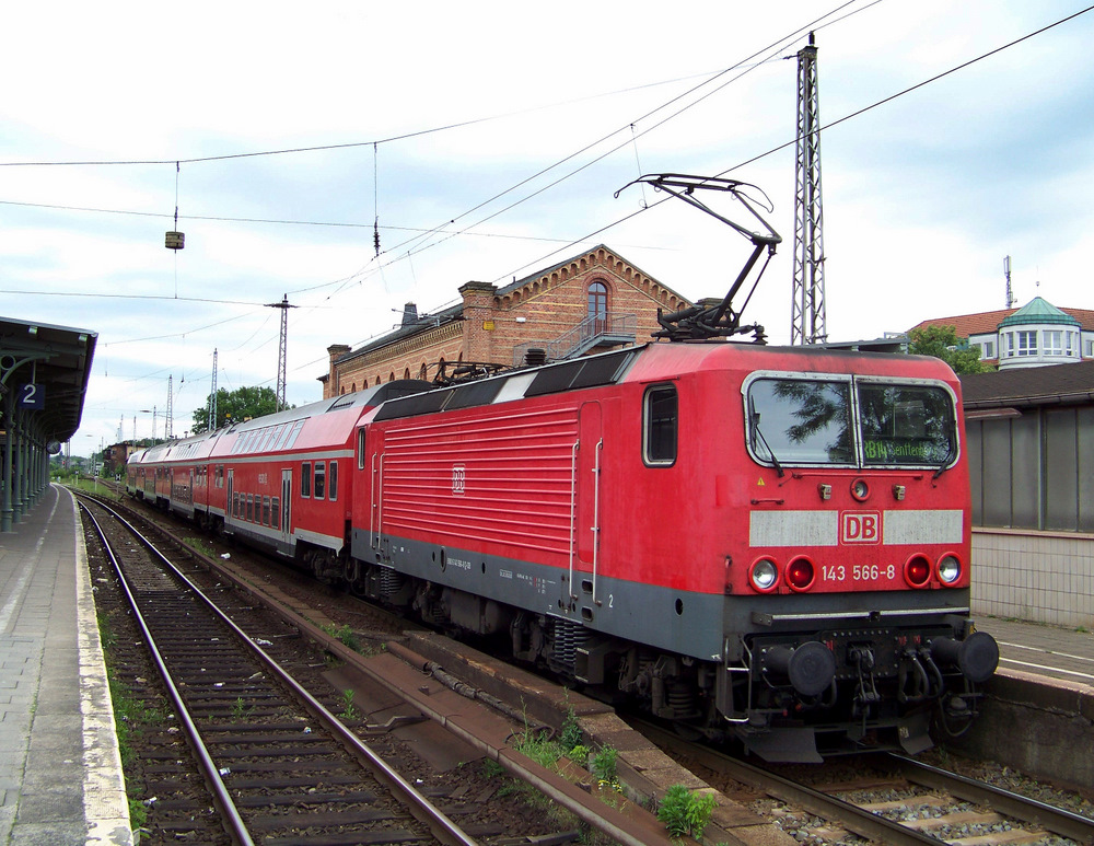 RB14 von Falkensee nach Senftenberg, �ber L�bbenau/Spreewald und Calau, hier im Bahnhof von K�nigs Wusterhausen. 22.05.2009
