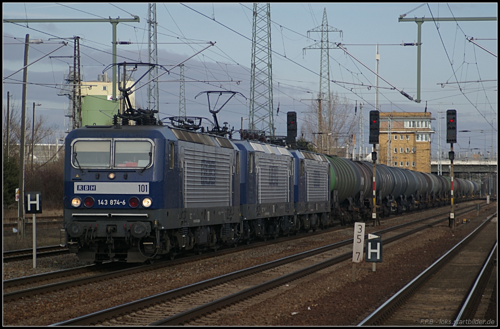RBH 101 + RBH 119 und Wagenlok RBH 105 mit Kesselzug nach Glasower Damm (gesehen Berlin Sch�nefeld Flughafen 20.02.2011)