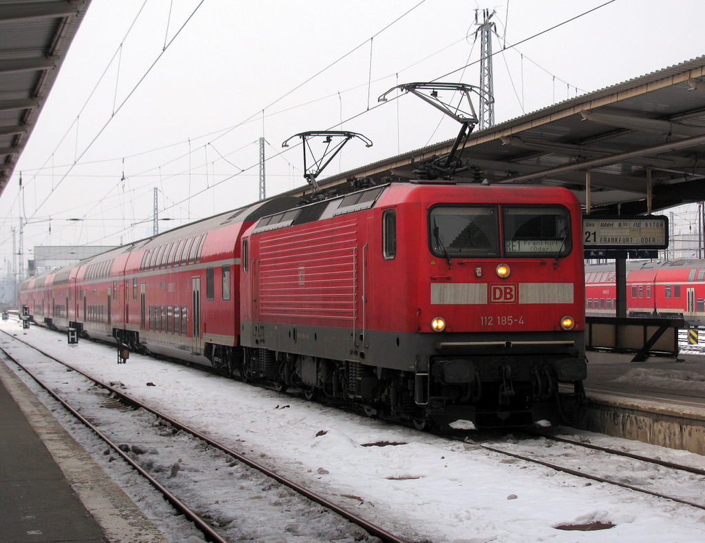 RE 1 mit 112 185-4 nach Frankfurt (Oder) wird f�r die R�ckfahrt bereit gemacht am 24.01.2010 in Berlin Lichtenberg. (Umleiterwochenende wegen Br�ckenbauarbeiten am Ostkreuz)