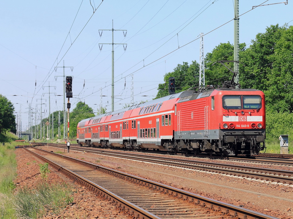 RE 3 nach Schwedt an der Oder, geschoben von 114 040-9  am 23. Mai 2012 zwischen Bahnhof Blankenfelde (Teltow-Fl�ming) und dem Bahnhof Berlin-Lichterfelde Ost bei km 24.0 auf dem s�dlichen Berliner Au�enring bei Diedersdorf.

