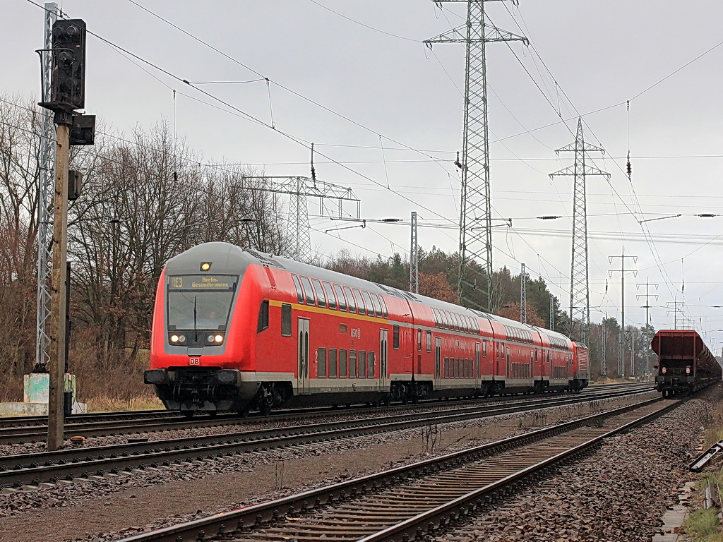 RE 3 (RE 18314) diesmal nur bis Berlin Gesundbrunnen mit Schublok 114 029 am 17. Dezember 2011 bei Nieselregen in Diedersdorf auf dem Wege zum n�chsten Halt in Berlin Lichterfelde-Ost.