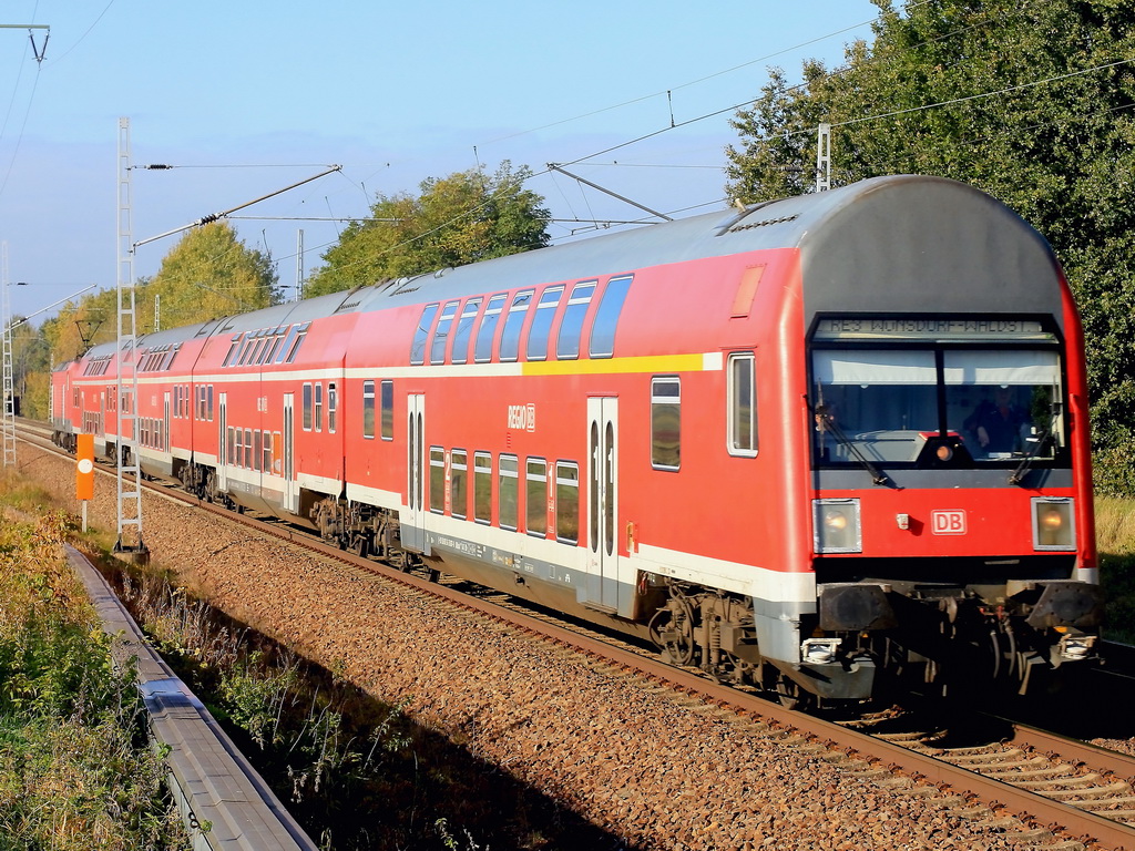 RE 3 (RE 18347) nach W�nsdorf-Waldstadt mit Schublok 114 010-2- am 21. Oktober 2011 in Diedersdorf.