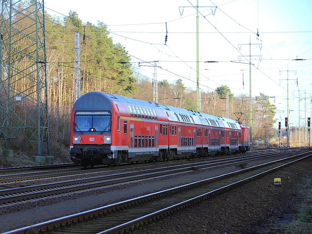 RE 3 (RE 18350) nach Schwedt(Oder) mit der Schublok 112 124 am 30. Dezember 2012 auf dem Berliner Au�enring bei Diedersdorf.