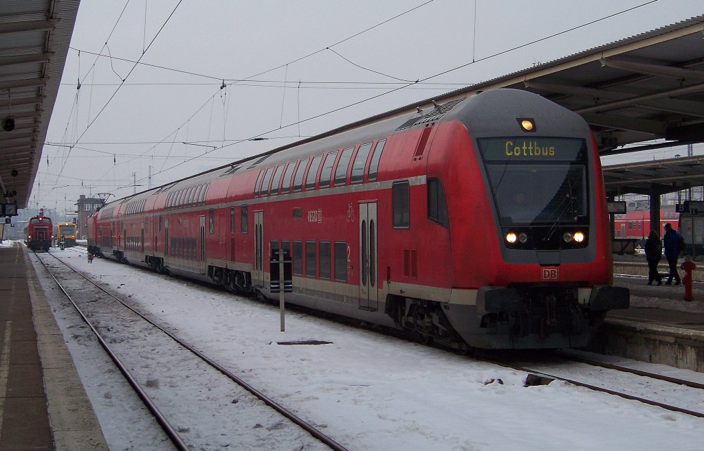 RE2 von Berlin Gesundbrunnen nach Cottbus �ber L�bbenau/Spreewald f�hrt hier gerade aus dem Bahnhof von Berlin Lichtenberg aus. Im Hintergrund sieht man schon eine ODEG, welche sofort vorr�ckt wenn der RE2 raus ist. Au�erdem wartet 363 821-0 mit dem IC 61259 aus Erfurt Hbf auf das freie Rangiersignal. 24.01.2010 
