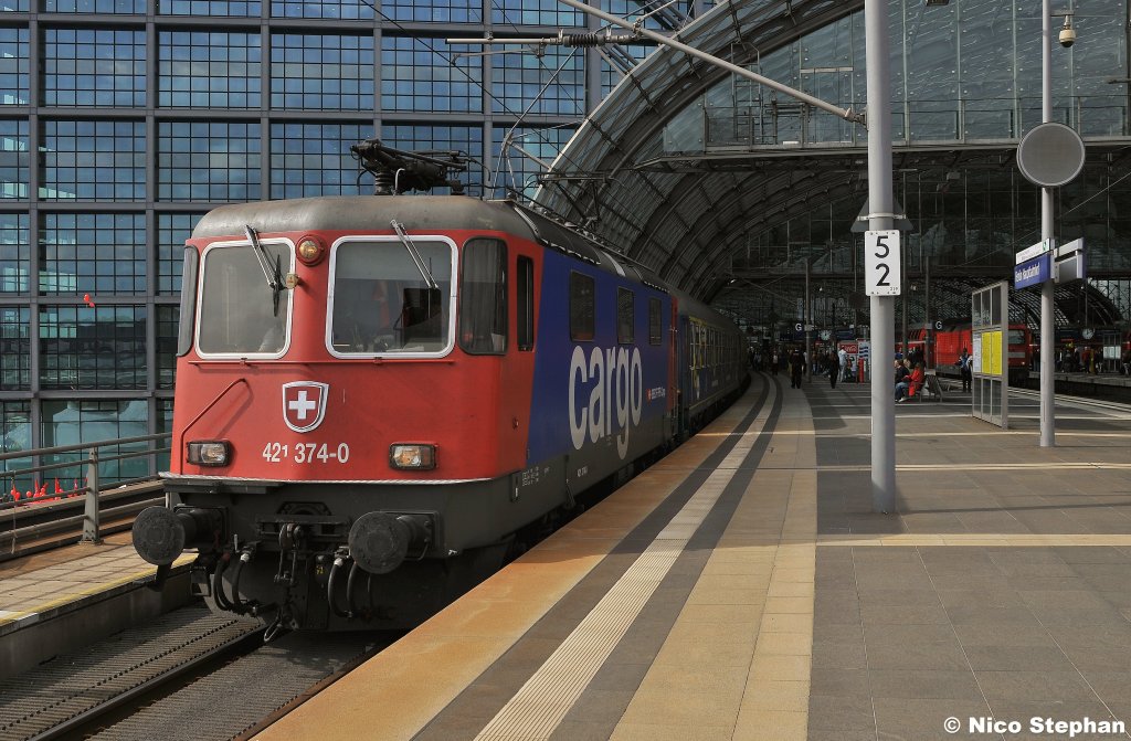 Re421 374-0 wartet auf den Abfahrtsbefehl,Berlin Hbf (18.09.10)