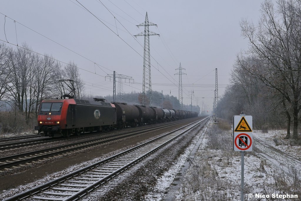 Re481 002-4 der ITL rollt mit einem Kesselzug gen Saarmund,hier durchf�hrt sie gerade die Ausweichstelle von Diedersdorf (30.01.11)