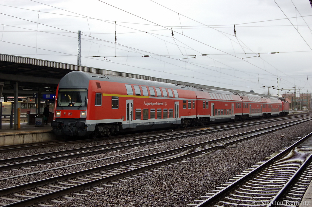 RE7 (RE 18257) von W�nsdorf-Waldstadt nach Berlin Zoologischer Garten in Berlin-Sch�nefeld Flughafen. Geschoben hatte 143 843-1. 13.12.2011