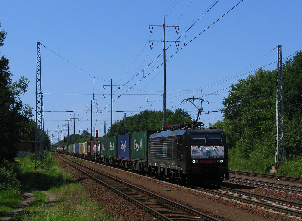Richtung Osten kam zuerst die 189 288 der ITL mit Containern durch. Auch hier viele Gr��e zur�ck! 02.06.2011
