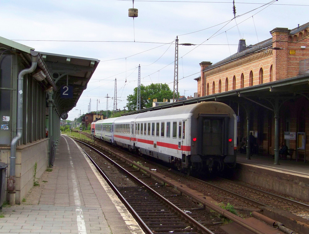 R�ckansicht des EC 341  Wawel  (Berlin Hbf -> Krakow Glowny) hier in K�nigs Wusterhausen. 22.05.2009