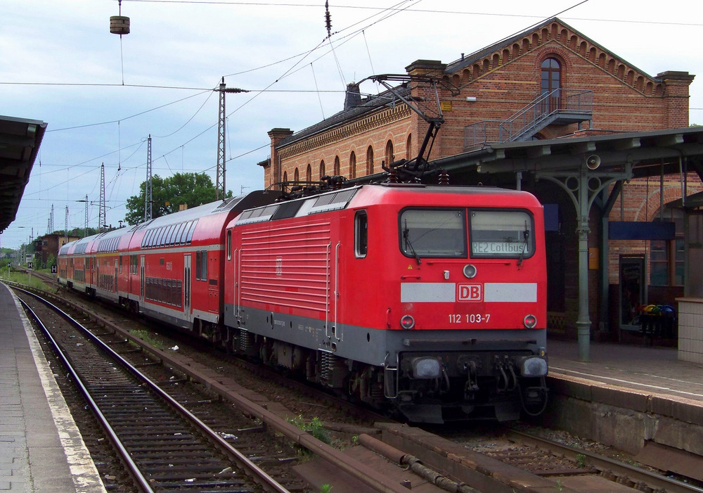 R�ckansicht des RE2 auf der Fahrt nach Cottbus hier zu sehen in K�nigs Wusterhausen mit seinem Geb�ude im Hintergrund. Als Lok dient 112 103-7. 22.05.2009 
