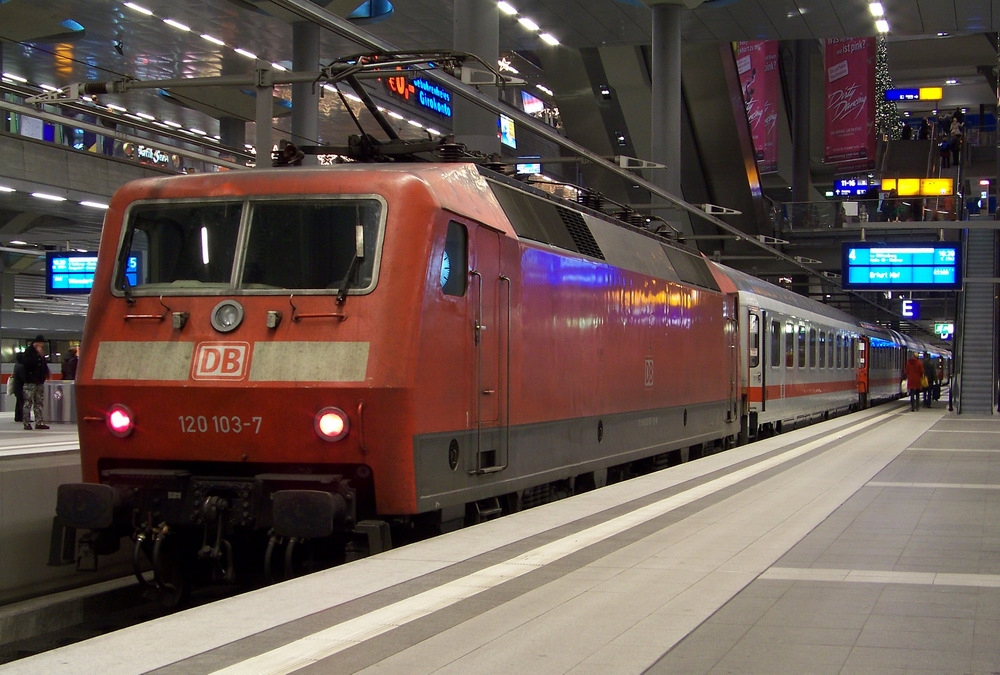 R�ckansicht mit 120 103-7 als IC 2352 nach Erfurt Hbf am Berliner Hbf (tief). 05.12.2009