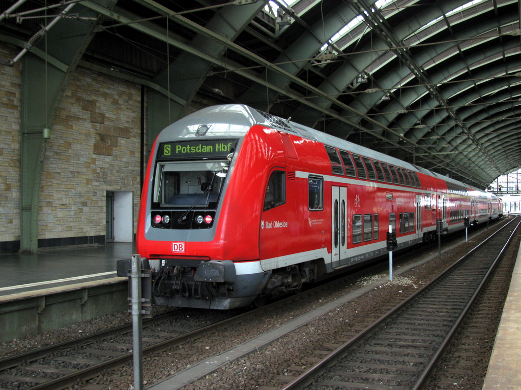 S Bahnersatzverkehr: Hier zu sehen der Steuerwagen Bad Oldesloe aus Schleswig Holstein mit den dazu passenden  hochflur-Dostos  , welche normalerweise �berhaupt nicht ins Berlin-Brandenburgische Dosto-Schema passen.