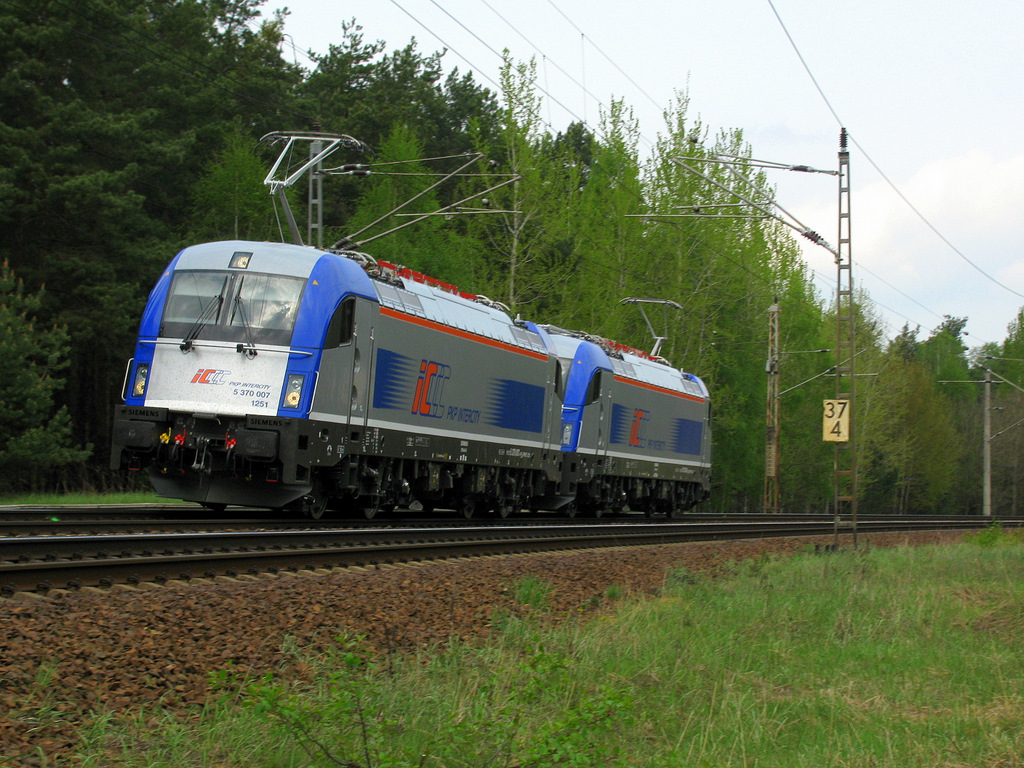 Sehr �berrascht haben Hannes und mich diese beiden Sch�nheit, die auf den Namen 370 007 und 008 f�r die PKP IC, welche bald die EC Berlin - Warschau bespannen werden. Hier wurden sie gerade von M�nchen via Braunschweig und Cottbus, sowie Frankfurt/Oder Oderbr�cke nach Polen �berf�hrt. Gr��e an die Tf&acute;s auf der Maschine!