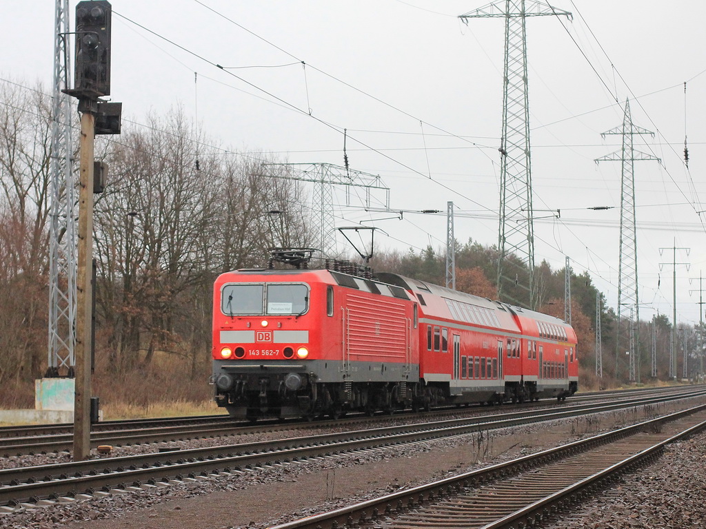 Seit dem Fahrplanwechsel im Dezember 2011, verkehrt auf der Strecke der RB 22 (Potsdam Hauptbahnhof– Berlin Sch�nefeld Flughafen) wieder die BR 143. Hier 143 562-7 als RB 28819 mit 2 Dostos am 17. Dezember 2011 in Diedersdorf. 
