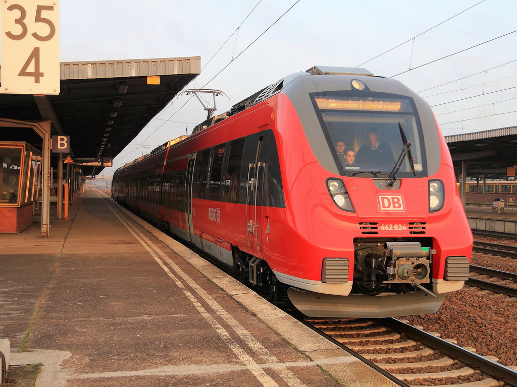 Seit einigen Tagen auch auf der Stecke zwischen Berlin Zoologischer Garten und W�nsdorf-Waldstadt, 442 824 mit 442 324 bei der Ausfahrt auf dem Bahnhof Berlin Sch�nefeld Flughafen in Richtung W�nsdorf-Waldstadt als RE 7 (RE 18262 ). 