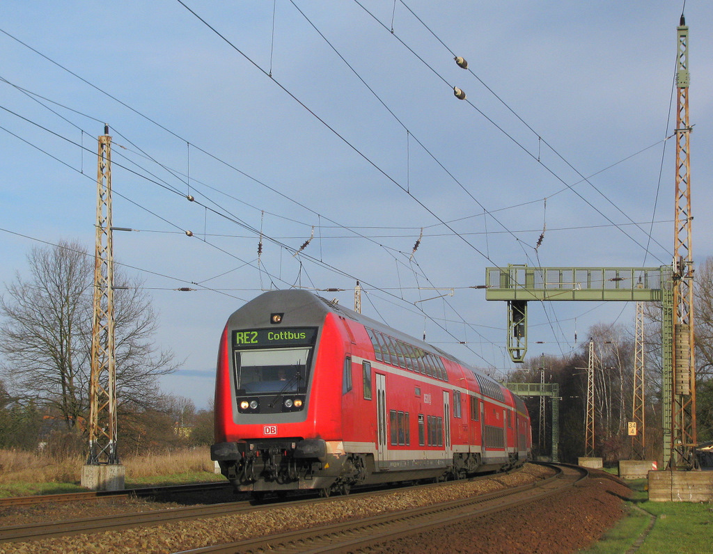 So sieht es normalerweise aus. RE 2 nach Cottbus im besten Licht durch Bestensee. N�chster Halt am 28.11.2009 war Brand(Nl).
