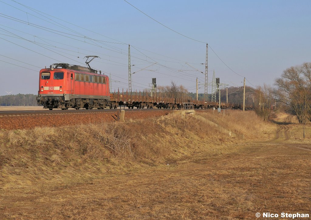 Solang es sie noch gibt,nimmt man sie immer gerne mit! 140 858-2 brachte ihre gemischte Fracht nach Seddin und hat hier bei Nudow nur noch einen kurzen Fahrtweg zum Ziel (03.03.11)