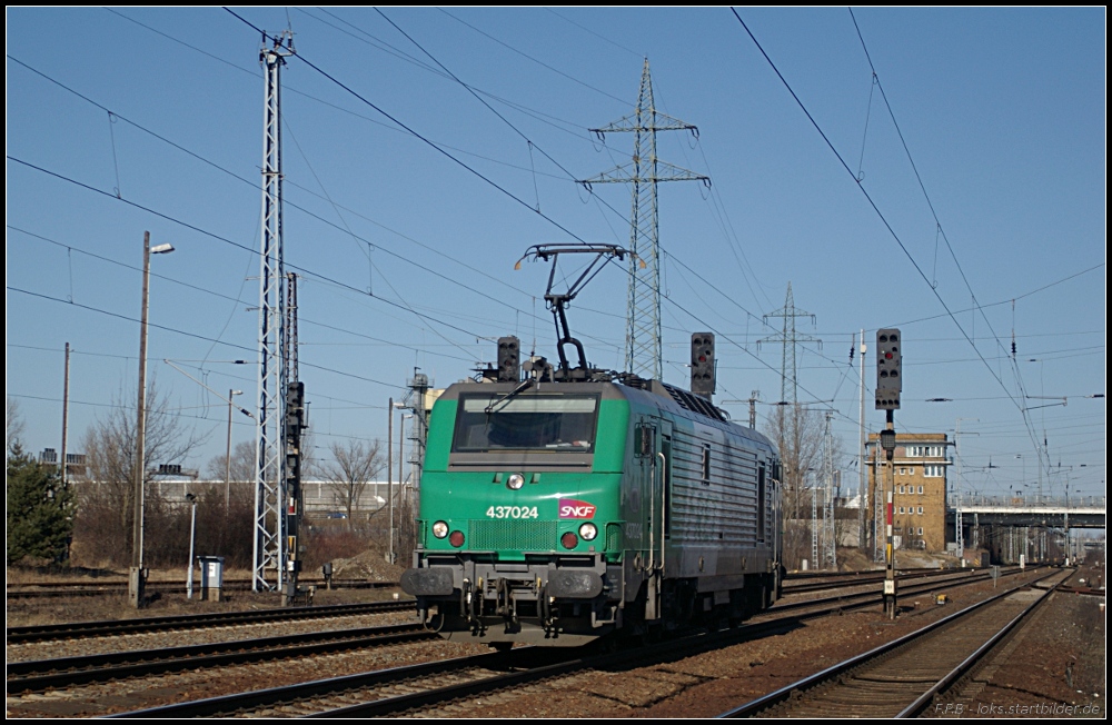 Solo ist das an ITL ausgeliehene  FRETchen  437024 gen S�den unterwegs (gesehen Berlin Sch�nefeld Flughafen 19.03.2011)