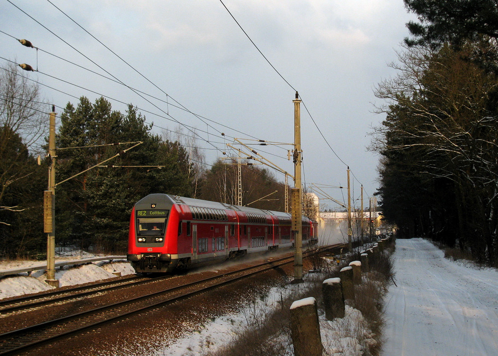 Spotlight f�r den RE 2 nach Cottbus am 18.12.2009 durch Bestensee.