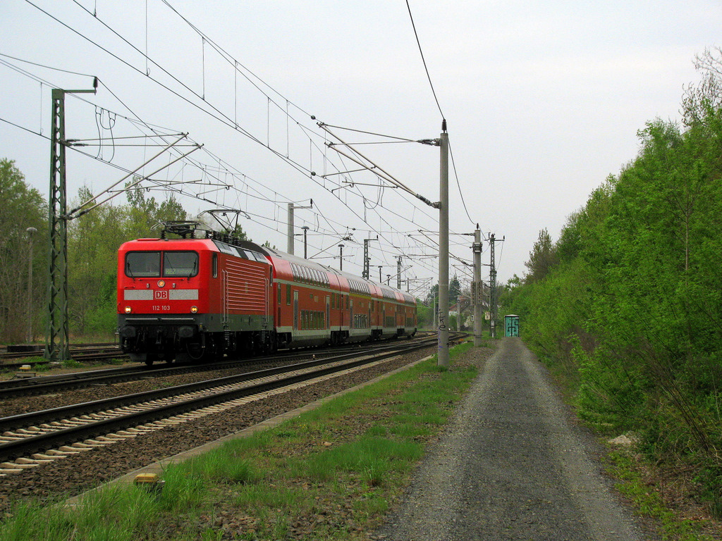 Standortwechsel an die Nordeinfahrt K�nigs Wusterhausens. Es erreicht 112 103 etwas versp�tet K�nigs Wusterhausen am 1.Mai 2010.