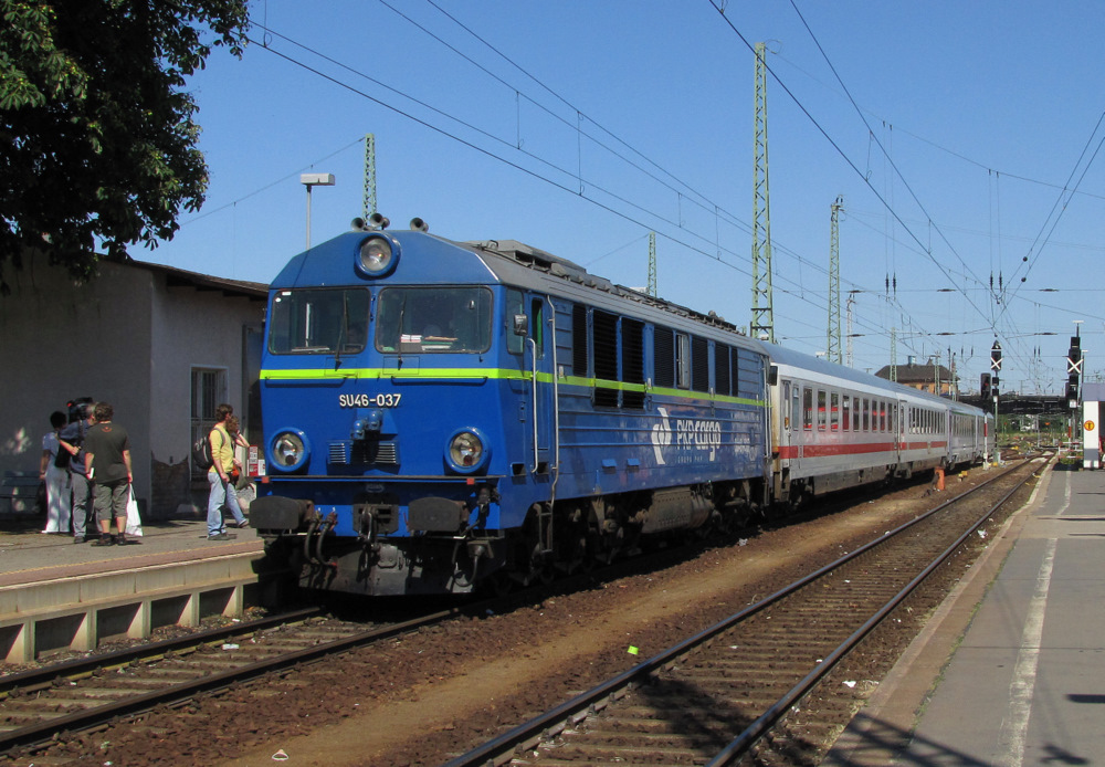 SU46-037 kommt hier mit dem EC 340  Wawel  (Krakow Glowny > Hamburg-Altona) in den Cottbusser Hbf eingefahren. 28.06.2010

