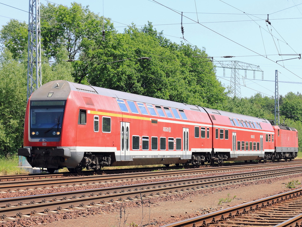 S�dlicher Berliner Au�enring am 23. Mai in H�he von Diedersdorf, auf dem Ausweichgleis f�hrt in Richtung Genshagener Heide RB 22 (RB 28815 nach  Potsdam Griebnitzsee) geschoben von 143 111-3.