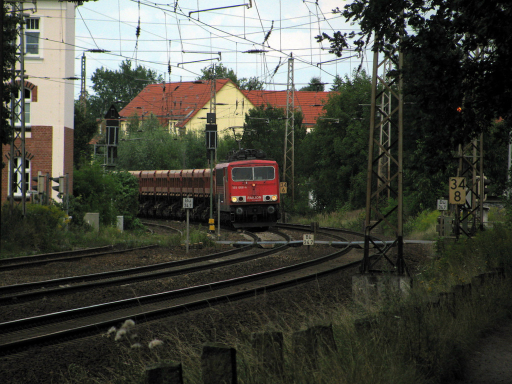 T�glich gr��t das Murmeltier, ach nein die 155er mit dem Kieszug vom BBI, mehrmals T�glich verkehrt vom BBI in Richtung S�den und zu diesem Zeitpunkt wartet 155 046-4 in Bestensee darauf dem RE 2 hinterher fahren zu d�rfen.