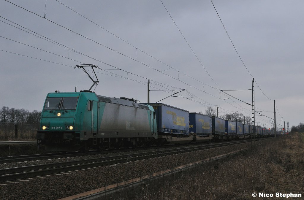 Tageshighlight d�rfte die t�rkis/silberne 185 607-9 vor dem LKW-Walter gewesen sein,hier brettert die Fuhre am B� 72 bei Priort durch die Felder (18.03.11)