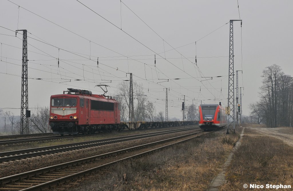 �berraschend tauchte aus dem Nebeldunst die orientrote 155 219-9 mit einem leeren Containerzug auf,Saarmund (15.03.11)