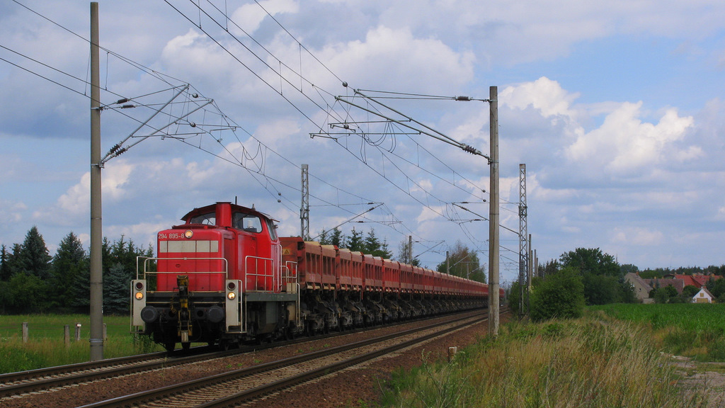 Um 11:08 Uhr fuhr gerade noch im passenden Licht die 294 895-8 mit ein paar G�terwagen an uns vorbei. Bei der Anh�ngelast br�llte der Diesel ordentlich und lies eine gute Klangkulisse entstehen. Aufnahmeort war Schmerkendorf, wo es den besten Hamburger der Welt gibt! 01.07.2011