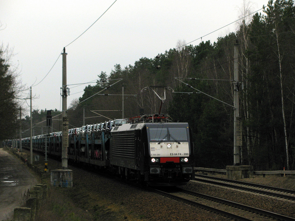 Um 15:52 am 17.03.2010 kam 189 280 (im Eisatz f�r CTL, mittlerweile �ber TXL, ERS, CTL und ITL zur TXL) mit einem vollgeladenen Autozug (viele kleine Nissan Micras) Richtung Berlin. (Ich fotografiere nun rund ein Jahr, aber einen vollen Autozug hatte ich noch nie.)