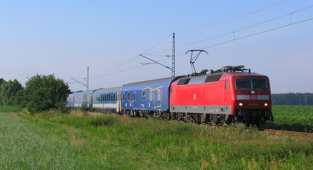 Um 8:19 Uhr zog dann nach der Kreuzung mit dem D-Zug und dem EC das n�chste Highligt vorbei. Es war der EN 476  Metropol  von Budapest-Keleti pu nach Berlin Hbf(tief) gezogen durch 120 137-5. Hier hat der nachfolgende RE 5 bereits mindestens + 5, aber auch noch der IC 2070 nach Berlin Gesundbrunnen wurde vorgelassen. Dieser kam auch mit gut + um 8:27 durch. 01.07.2011