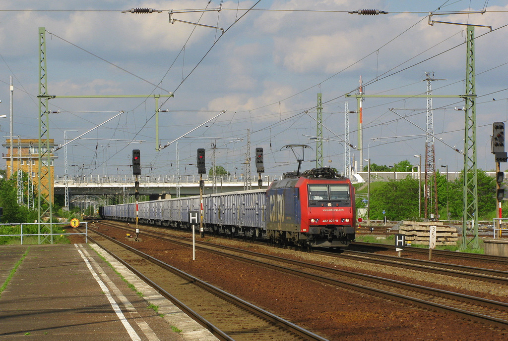Und beim Umsteigen in Sch�nefeld machte ich mein  Lieblingsbild  des 25.05.2010 Es zeigt den DGS 88863 von K�nigs Wusterhausen nach Paderborn gezogen von 482 023-9 (meine 1.SBB Cargo auf dem Chip). Sie durchfuhr Sch�nefeld um 17:14 etwas vor Plan. Die 482 f�hrt Ersatzweise f�r ein 142er Doppel vor dem Zementklinkerzug, welcher leer durchkam.