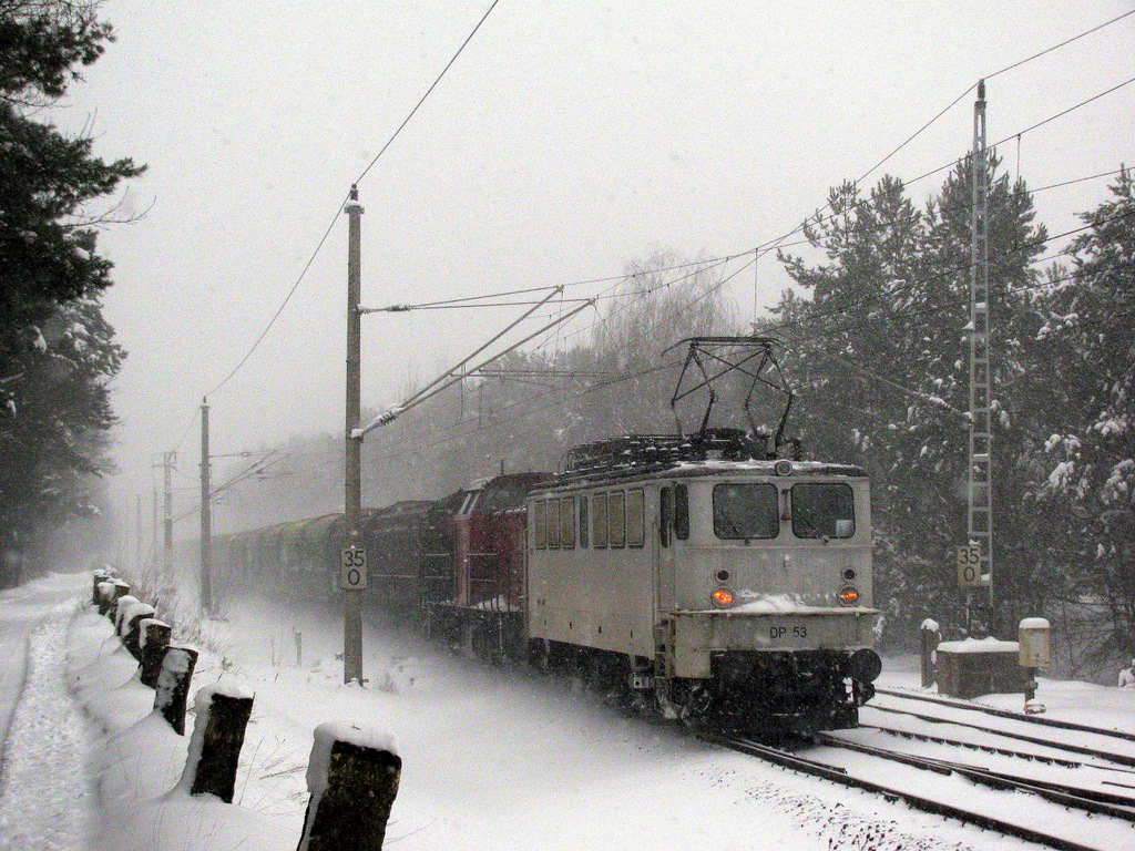 Und dank einer Meldung von Hannes M�ller (Dank an dieser Stelle) konnte der Heute einzige auf der Strecke verkehrende G�terzug festgehalten werden. DP 53 mit einer Diesellok im Schlepptau und einem langen, langsamen S�gespanzug am 09.01.2010 als DGS 59980 (Hoyerswerda - Niederg�rne) Richtung Berlin.