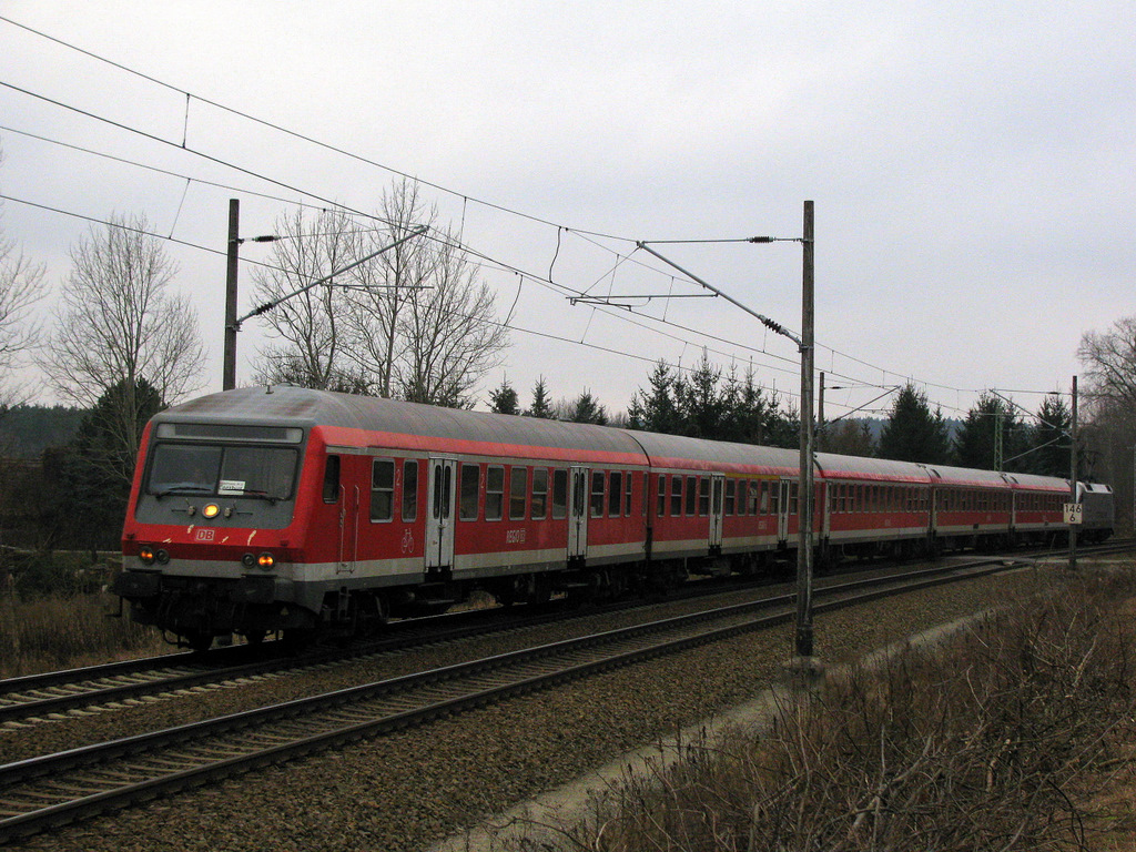 Und es beginnt die n�chste Tour mit Hannes M�ller. Am 13.12. direkt nach dem Fpl-Wechsel wollten wir es uns nicht nehmen lassen die neuen Loks der BR 182 zu bestaunen. Im kleinen �rtchen Cabel bei Calau machten wir zuerst Station und warteten auf den RE nach Cottbus. Dieser kam auch planm��ig durch die Kurve Cabel&acute;s.